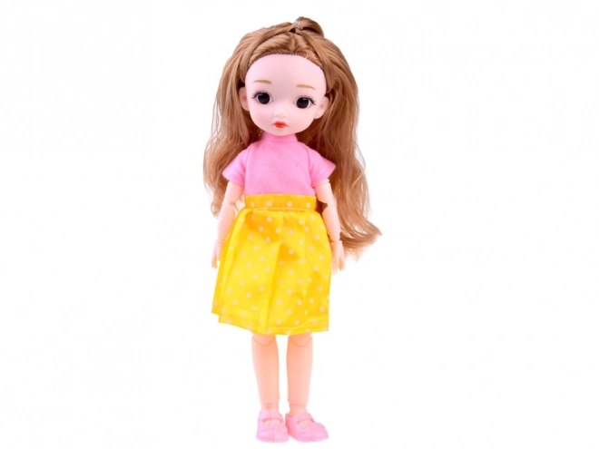 Prachtige pop met beweegbare ledematen en lang haar