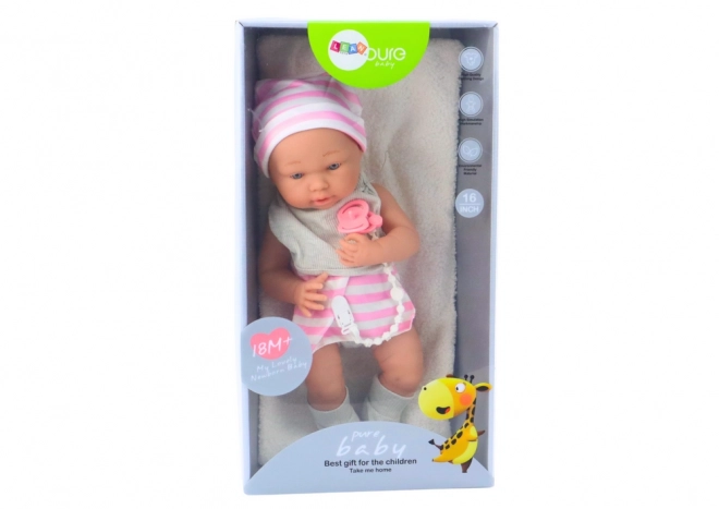Stoffbaby in Weiß-Rosa Kleidung mit Mütze und Schnuller