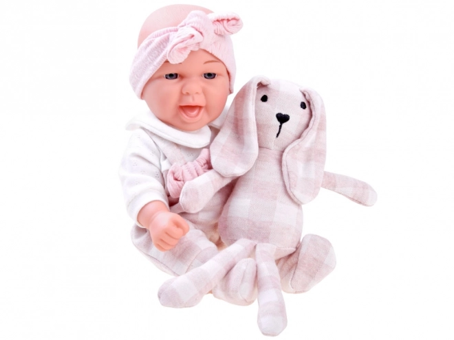 Schattige baby met knuffelkonijn