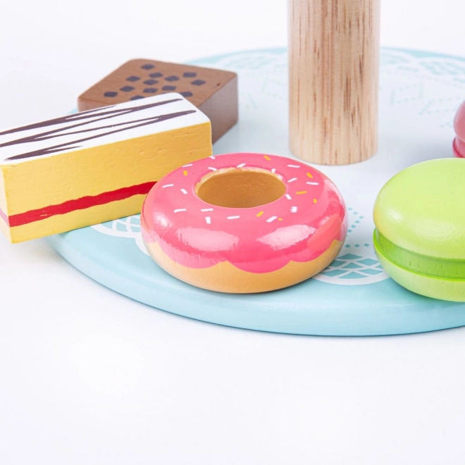Holzständer mit Spielzeugkuchen