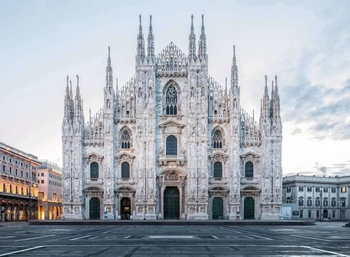 Iconic Duomo di Milano motif
