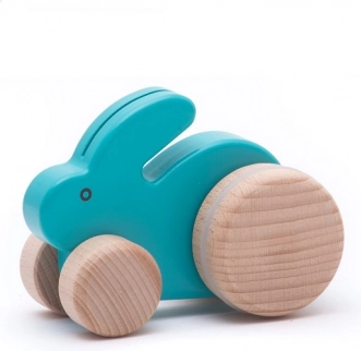 Bajo kleine blauwe houten konijntje voor in de hand