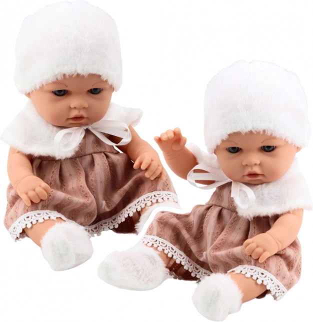 Babypop in beige jurkje met muts en kraag