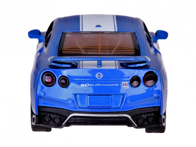 Auto Nissan GT-R met opengaande deuren
