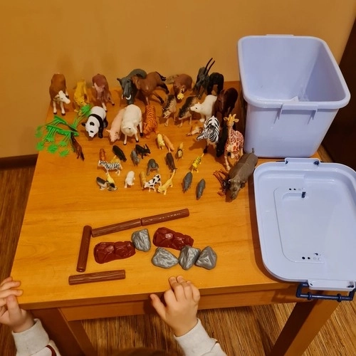 Dierfiguurtjes met een koffertje