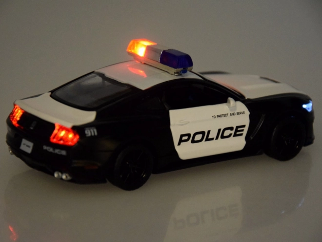 Metalen politieauto Ford Shelby GT350 op schaal 1:32 met zwaailichteffecten