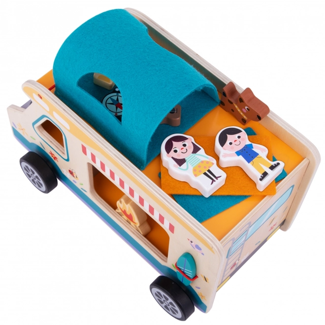 Holzkaravan von Tooky Toy mit Campingfiguren