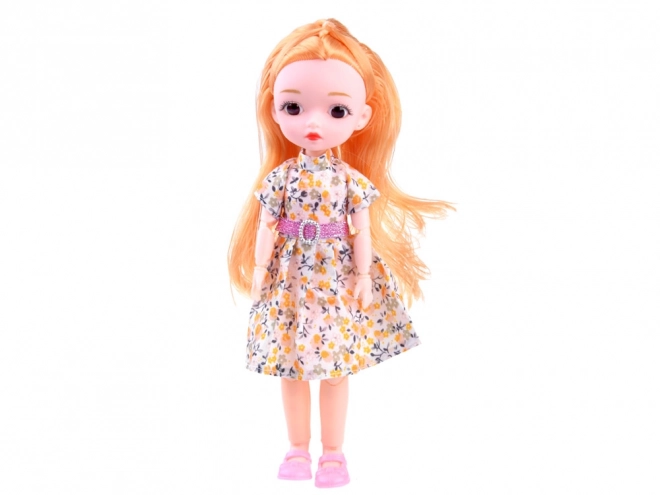 Prachtige pop met beweegbare ledematen en lang haar