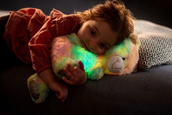 Droombeer regenboog knuffel 40cm op batterijen met licht en geluid in zak