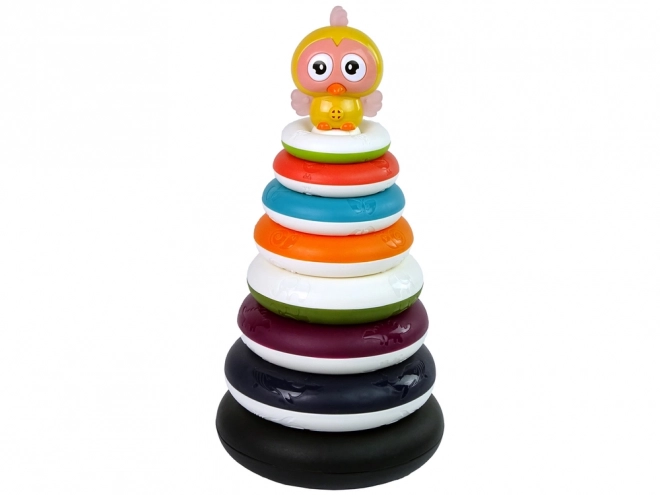 Bunte stapelbare Pyramide mit Ringen und Entchen