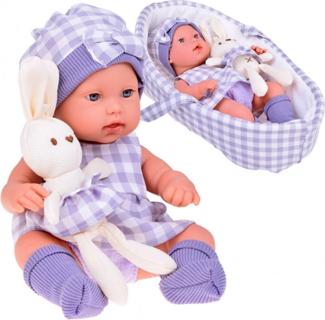 realistische babypop met mand en pluchen konijntje, grijs