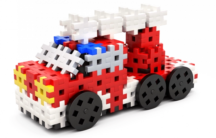 Räder, Achsen und EMOTI-Figuren im Set