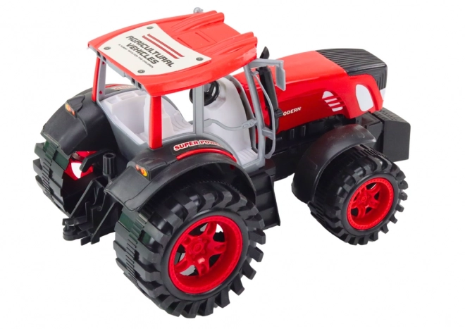 Grote tractor met aanhanger en pakken hooi