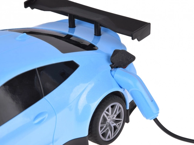 Auto en oplaadstation met kleurrijke verlichting