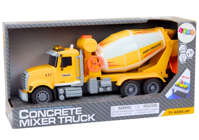 Gele vrachtwagen cementmixer met wrijvingsaandrijving, licht- en geluidseffecten