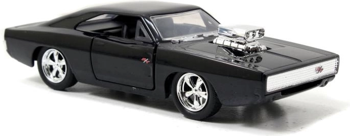 Portes ouvrantes et intérieur détaillé