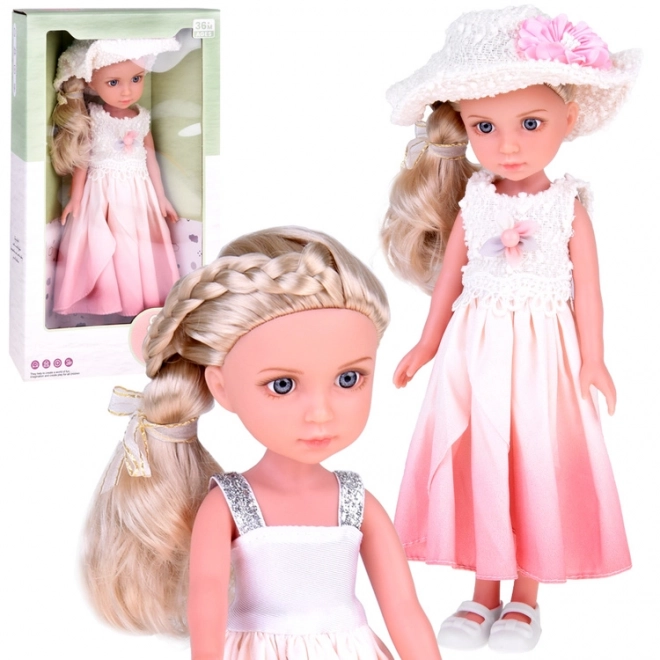 Elegante stijlvolle pop met hoed en lang blond haar