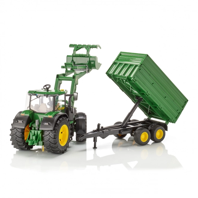 Traktor John Deere 7R mit Frontlader und Anhänger