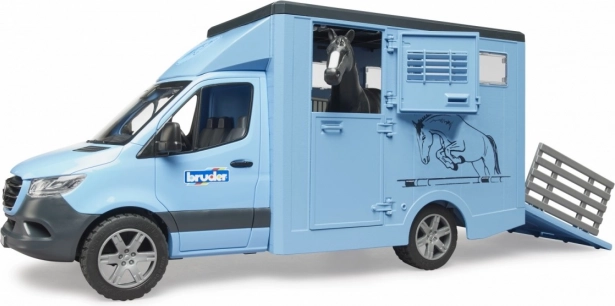 Adjustable divider for two horses