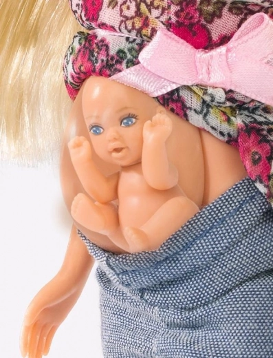 Openende buik en baby binnenin