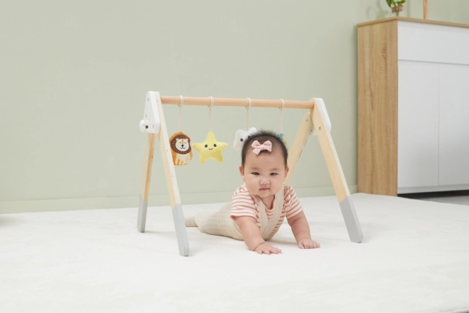 Houten speelboog met speelgoed