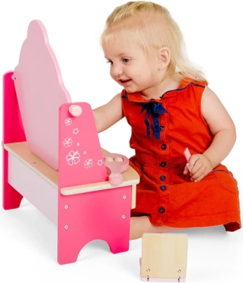 Built-in mirror for realistic play