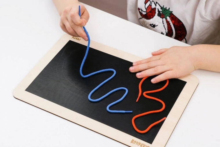 Cordelettes colorées pour développer la motricité fine