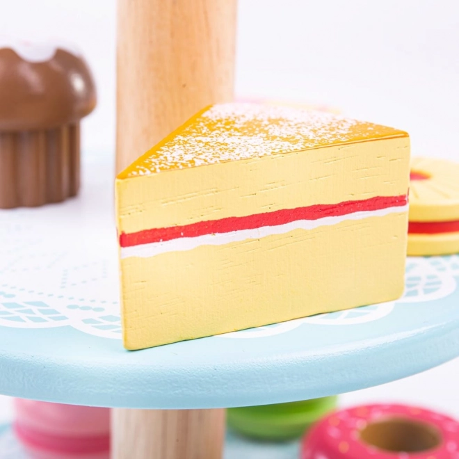 Holzständer mit Spielzeugkuchen
