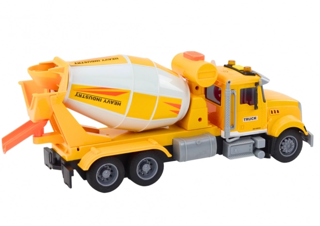 Gele vrachtwagen cementmixer met wrijvingsaandrijving, licht- en geluidseffecten