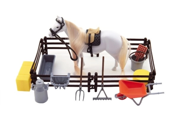 Mooie paard in de omheining met accessoires