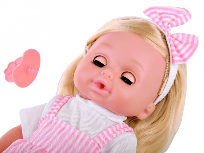 Baby pop met lange haren, praat en huilt