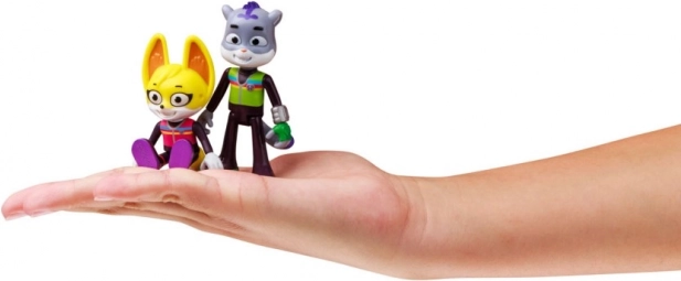 Twee heldhaftige figuren met “vleugels”