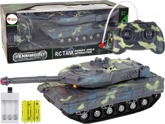 Op afstand bestuurbare militaire tank met schieteffecten