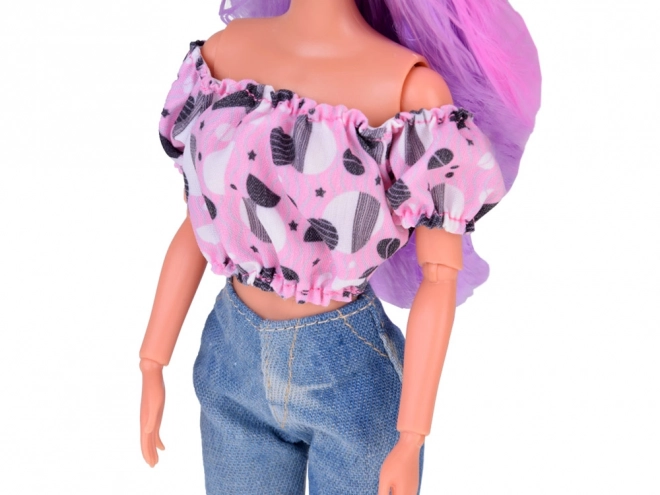 Anlily pop met lange pastelkleurige haren in jeans