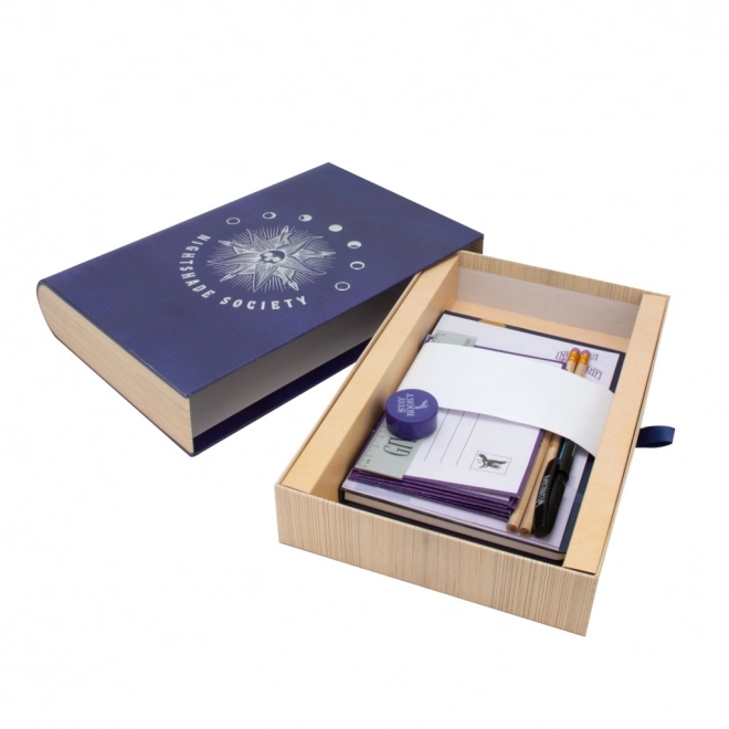 Geschenkbox Wednesday mit Erinnerungsstücken
