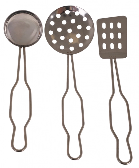 Bunte Metalltöpfe und Küchenutensilien