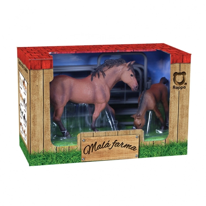 Set van 2 paarden met bruine omheining