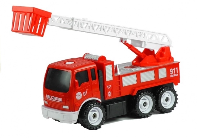 Feuerwehrauto mit Leiter und Werkzeug