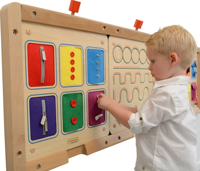 Wandgemonteerd Montessori-bord om te leren sluiten – ritsen, knopen en drukkers MASTERKIDZ
