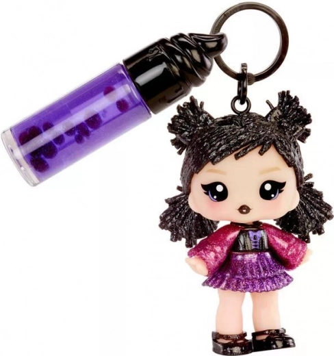 La poupée et le gloss toujours à portée de main