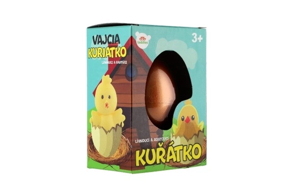 Kuikentje dat uitkomt in ei