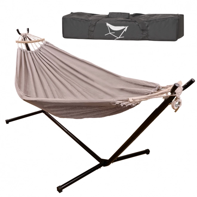 Hangmat met standaard voor in de tuin