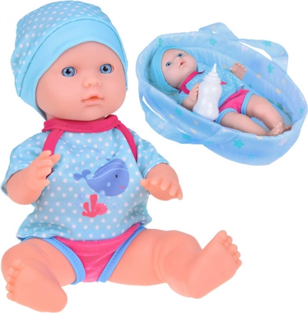 Pop in draagzak YaYa Baby drinkt en plast