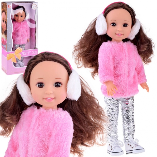 Schattige pop met roze bontjas en winteroorschelpen