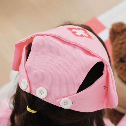 Cap with cross for a complete look