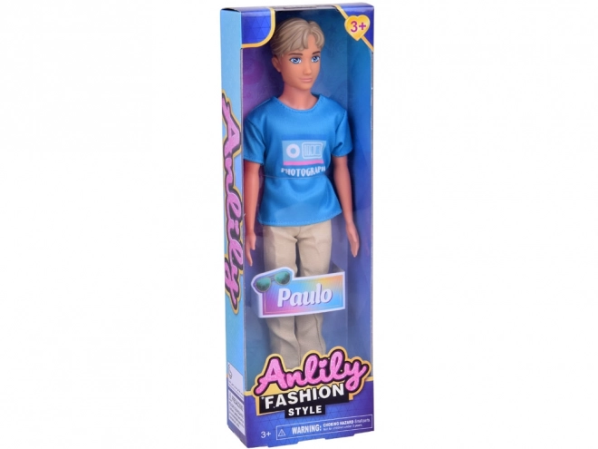 Anlily Puppe – stylischer Junge Paulo im blauen T‑Shirt und beigen Hosen