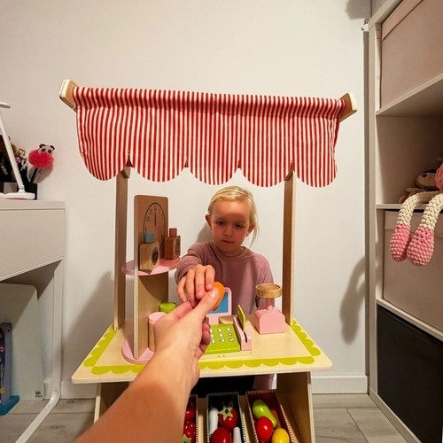 Houten kraam met accessoires voor kinderen