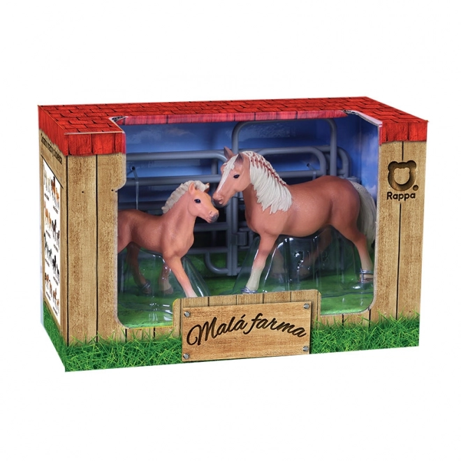 Set van twee paarden met omheining
