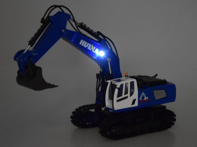 Op afstand bestuurbare blauwe graafmachine op rupsbanden