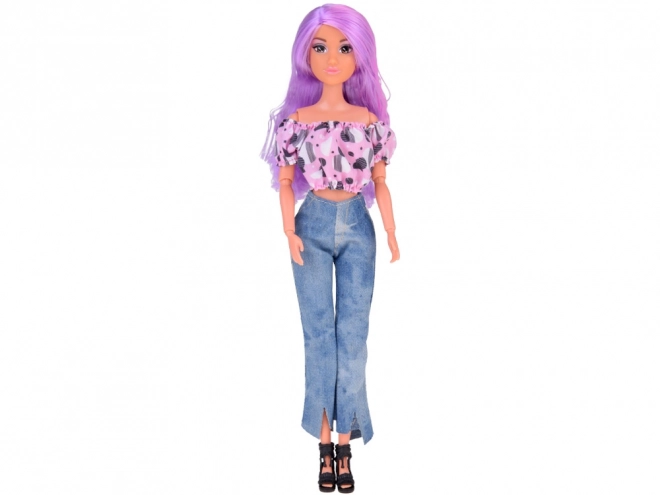 Anlily pop met lange pastelkleurige haren in jeans